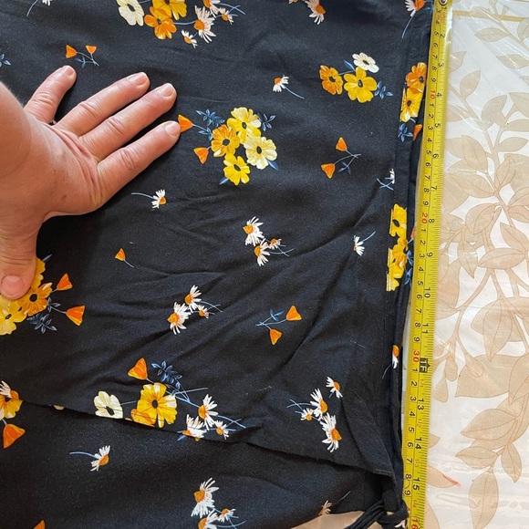 H&M Divided Wrap Skirt Black Floral Straight Size 10 - Picture 4 of 10